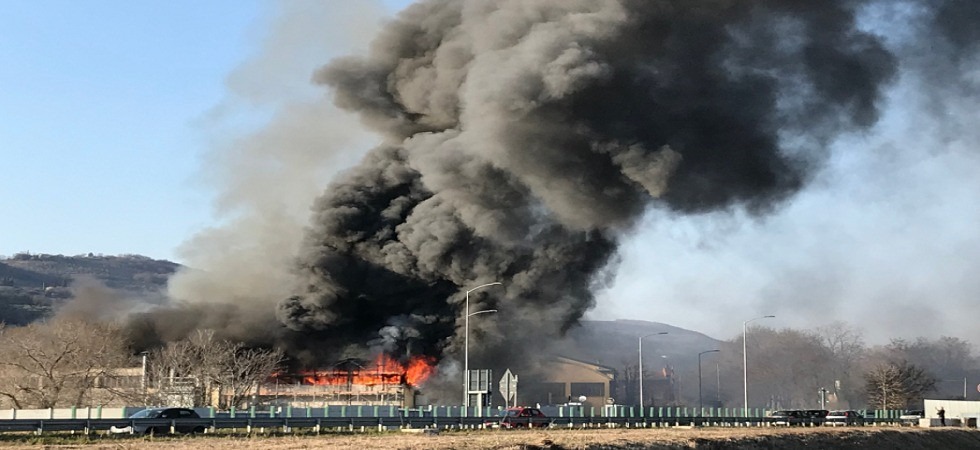 Prima le fiamme e poi l'enorme colonna di fumo nero: a fuoco il colorificio Casati
